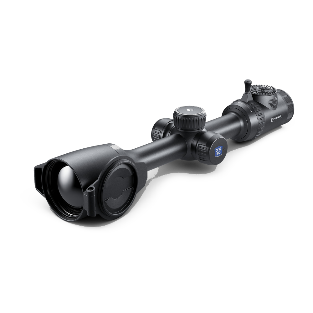 Pulsar Thermion 3 LRF XR60 warmtebeeldrichtkijker schuin van voren, met lensdop en laserafstandsmeter