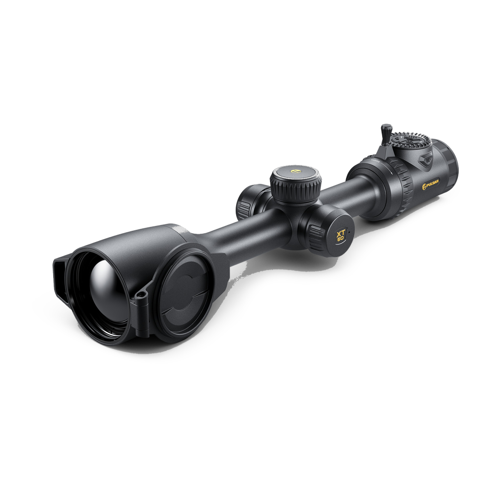Pulsar Thermion 3 LRF XT60 warmtebeeldrichtkijker schuin van voren, met lensdop en laserafstandsmeter
